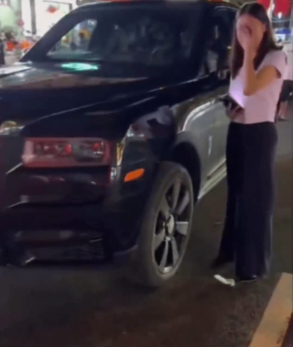 酒後倒車撞到一輛勞斯萊斯,女子哭哭啼啼胡言亂語。 酒後倒車撞到一輛勞斯萊斯,女子哭哭啼啼胡言亂語。