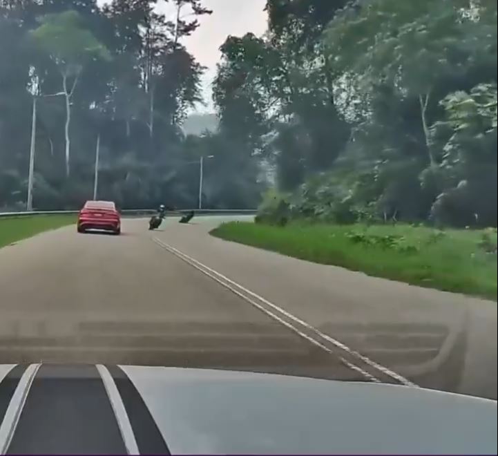 马来西亚电单车“掟弯”越线，铁骑士被撞至“空中转体2周半”。Ｘ