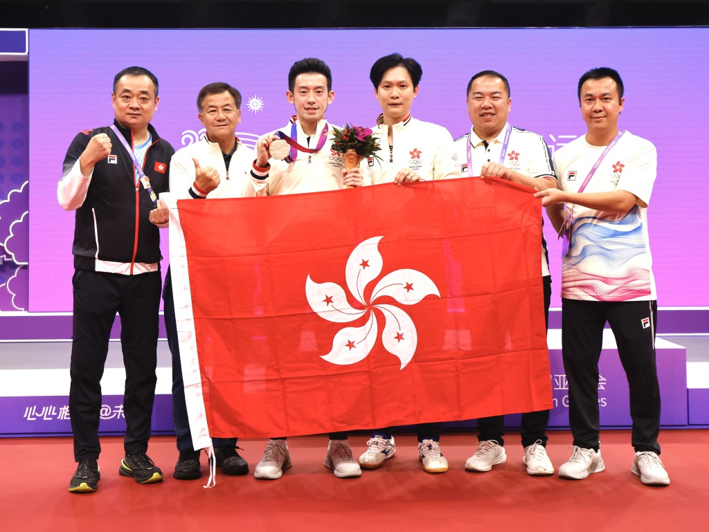 黃鎮廷與團隊合照，他是繼李靜(右)2006年多哈亞運男單銅牌之後，另一位港將贏得亞運單打獎牌。 港協暨奧委會圖片