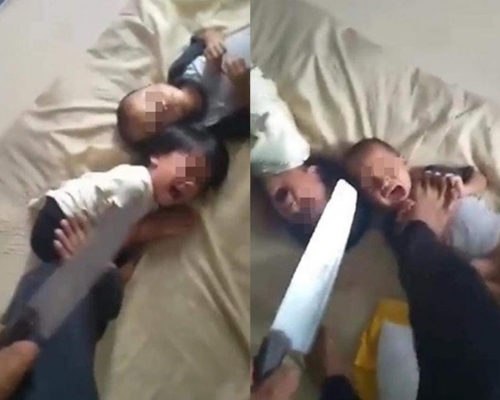 男子多次用刀指向兩名躺在床上的孩子。影片截圖
