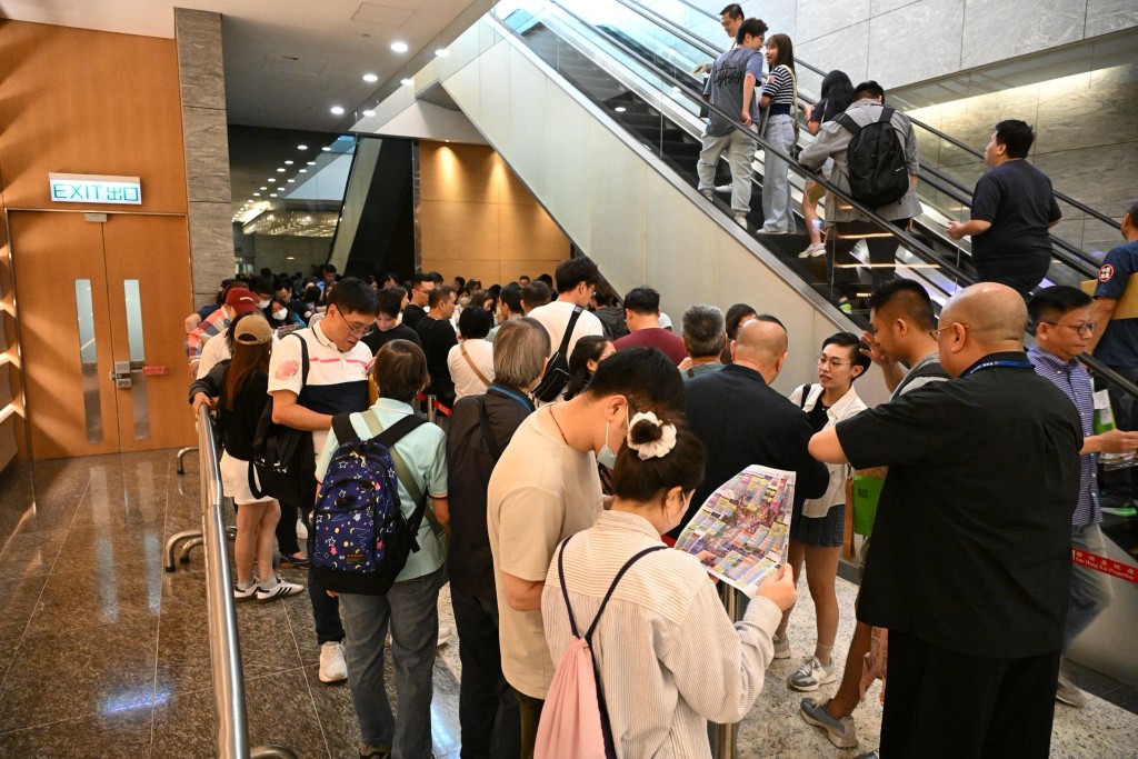 排隊人流不斷,當中不乏家庭客及年輕人士。 排隊人流不斷,當中不乏家庭客及年輕人士。