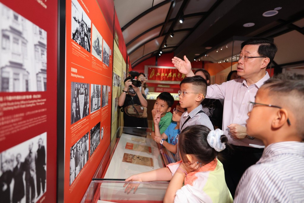 李家超取館長介紹展覽展出的40套粵港兩地抗戰文物。李家超FB圖片 李家超取館長介紹展覽展出的40套粵港兩地抗戰文物。李家超FB圖片