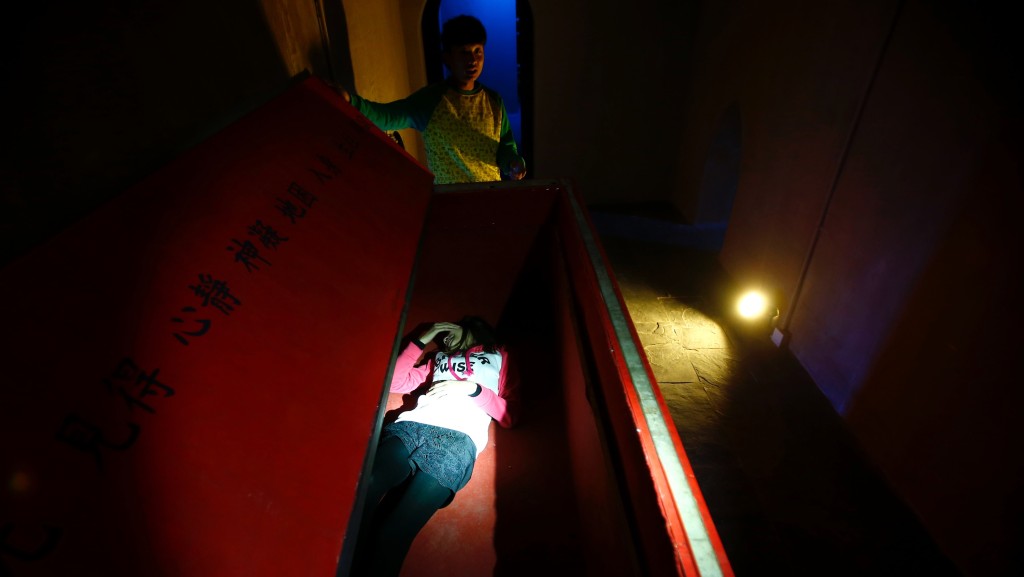 密室逃脱游戏多以恐怖、血腥、灵异事件为主题。图为北京的密室逃脱游戏。 新华社