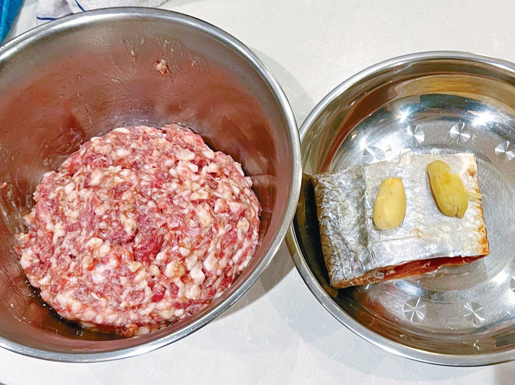 未煮的肉餅和鹹魚