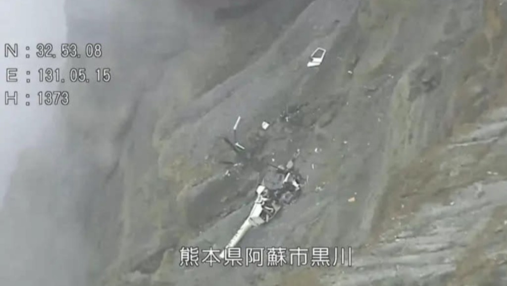 阿蘇火山觀光直升機今年1月墜毀，中岳火山口北側斜坡上發現機體殘骸。熊本縣警察本部