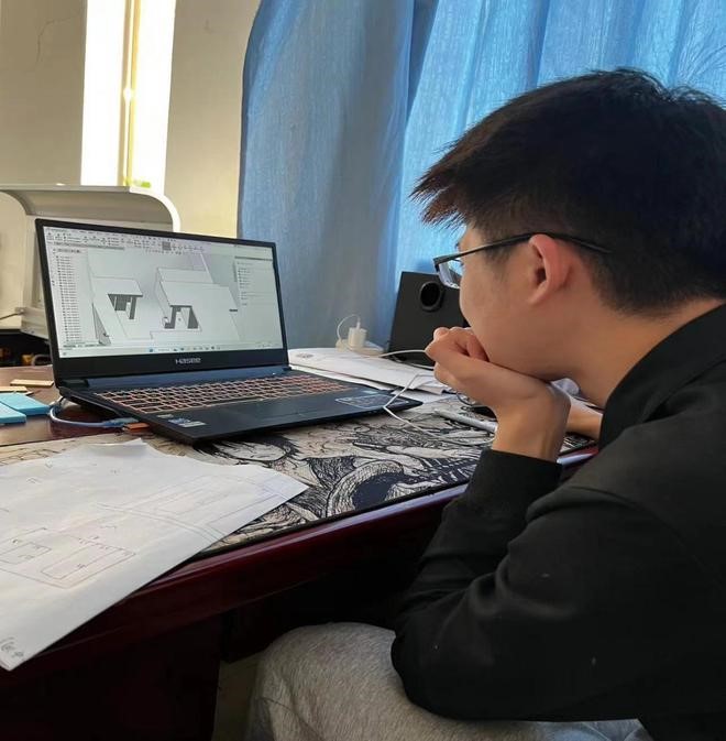 盧慶歡搜隻詳細資料以真實還原老房子模型。