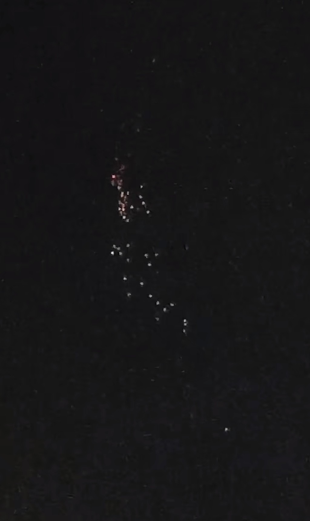 哈爾濱上空現條狀不明飛行物。抖音@禮貌不禮貌 哈爾濱上空現條狀不明飛行物。抖音@禮貌不禮貌