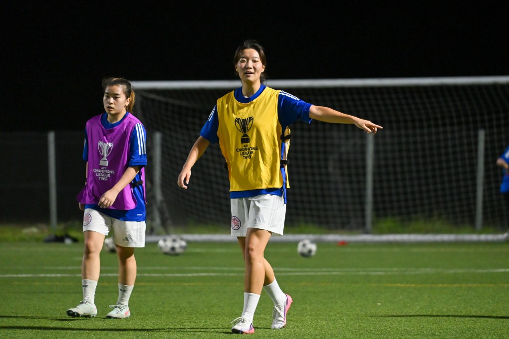 東方女子足球隊隊長由效力甲組的公民,以及曾代表港隊出戰女子五人足球的陳荻雯擔任。攝影:魏國謙 東方女子足球隊隊長由效力甲組的公民,以及曾代表港隊出戰女子五人足球的陳荻雯擔任。攝影:魏國謙