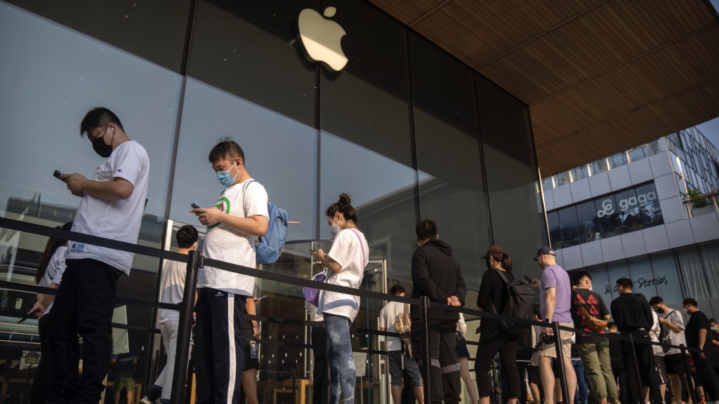  中国民众也爱用苹果，去年9月iPhone 14发售时北京门店大排长龙。 美联社