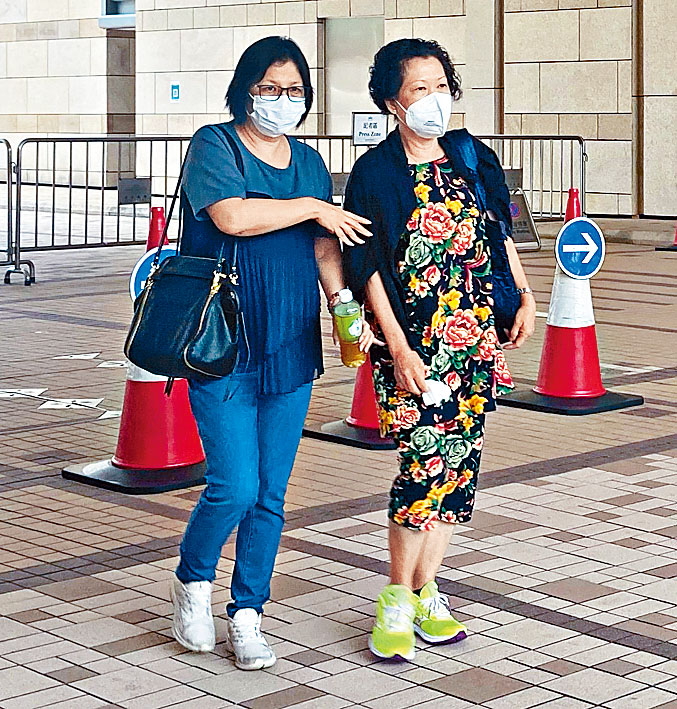 死者妻子何婉萍（左）指死者生活健康。