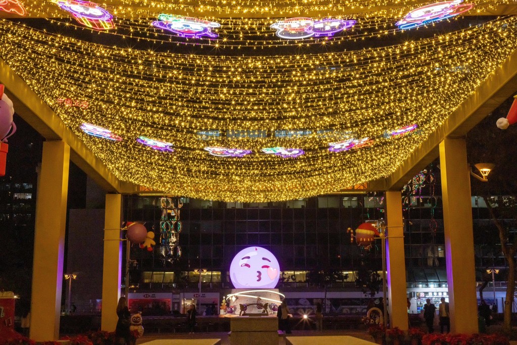 閃爍的光影與花園內巨型天幕上的「提子燈飾」相互輝映。 閃爍的光影與花園內巨型天幕上的「提子燈飾」相互輝映。