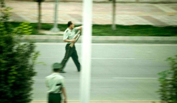 兩名疑犯下車後，繼續對在場武警施襲。（網絡圖片）