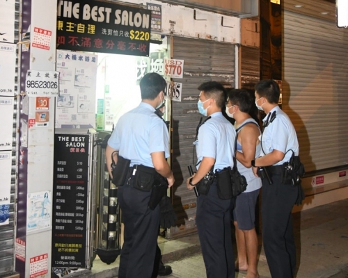 找換店負責人（背心）協助警方調查。