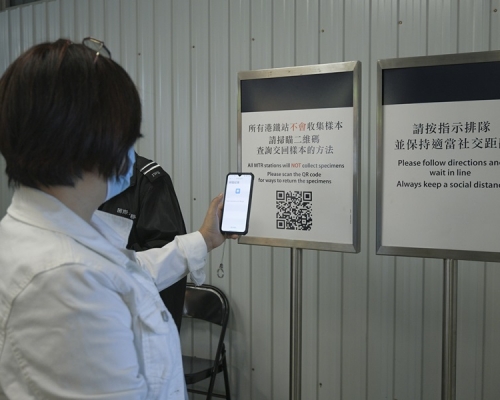 智能手機用戶透過掃瞄二維碼，方便地使用不同程式與服務。資料圖片