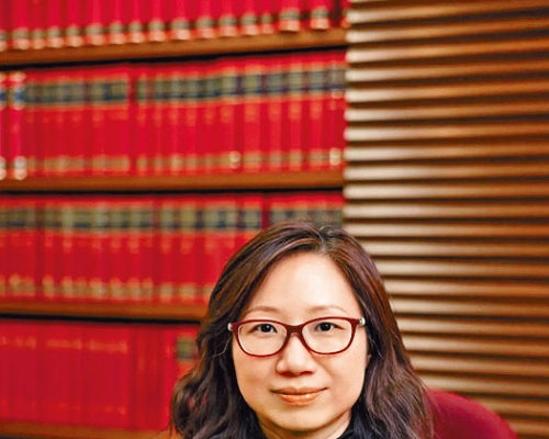 黃瑞紅於二〇〇二年，成為香港執業大律師。