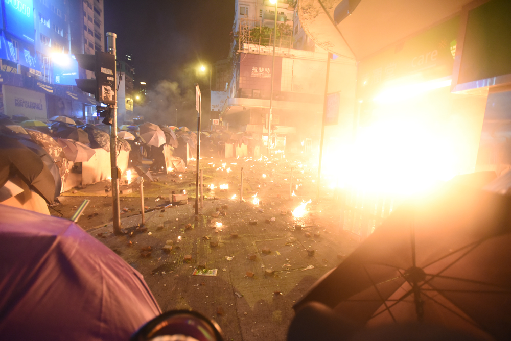大批示威者當日為營救理大內的示威者與警方爆發激烈衝突。資料圖片
