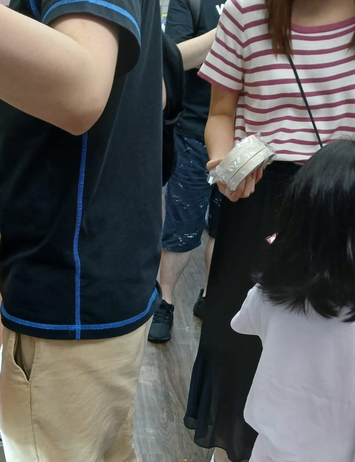 市民打風前到文具鋪買膠紙貼窗。 市民打風前到文具鋪買膠紙貼窗。