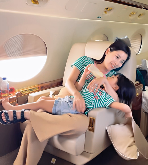陀B期間，Chryseis即使挺着大肚子，仍常常帶着女兒坐私人飛機去旅行。
