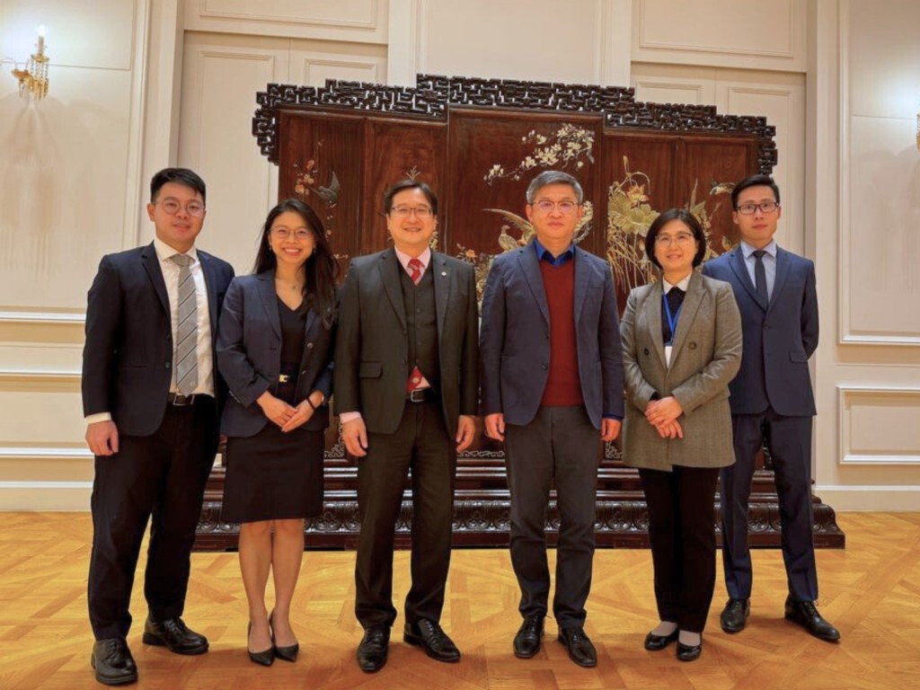 代表團禮節性拜訪中華人民共和國駐法國大使館，與駐法大使館臨時代辦陳棟（右三）會面。律師會fb