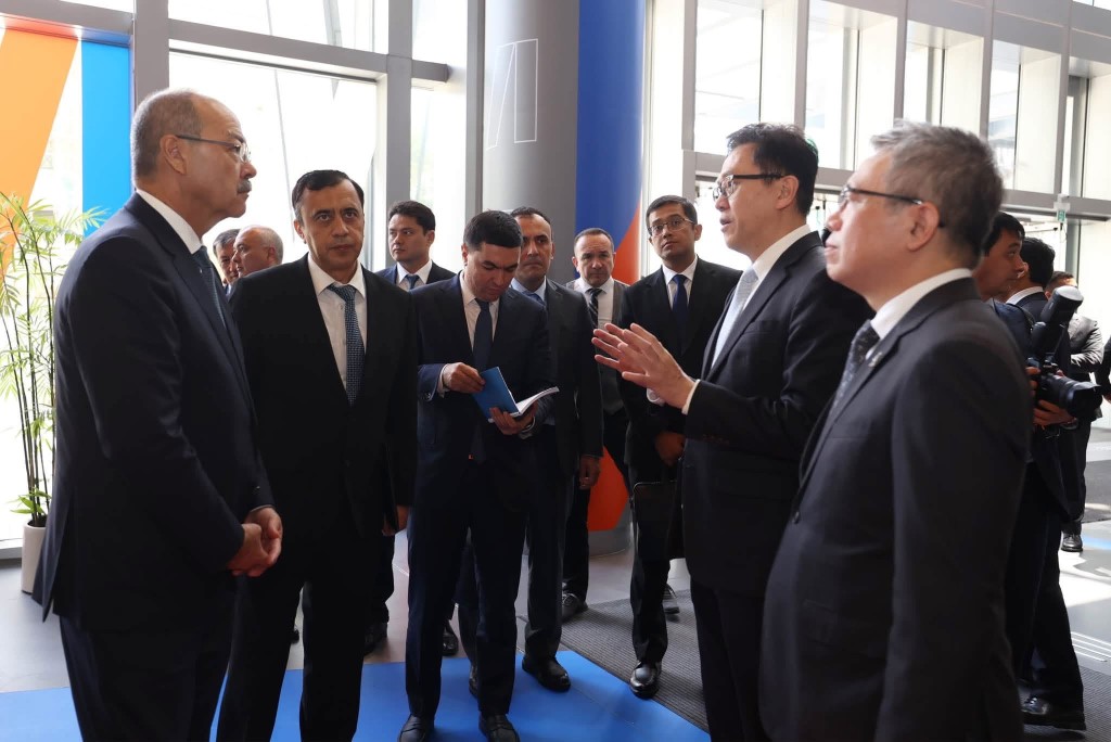孫東強調,香港歡迎烏茲別克斯坦以香港為平台,對接粵港澳大灣區及國際市場。 孫東強調,香港歡迎烏茲別克斯坦以香港為平台,對接粵港澳大灣區及國際市場。