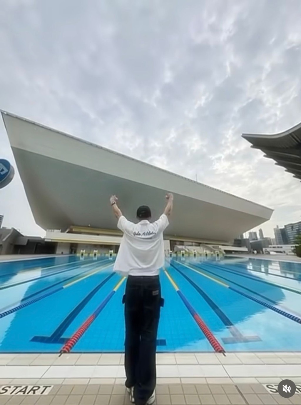 個唱叫「最佳時間」,他解釋︰「有雙重意思,首先它代表著我——這位前港隊游泳運動員對個人最佳時間的追求!」 個唱叫「最佳時間」,他解釋︰「有雙重意思,首先它代表著我——這位前港隊游泳運動員對個人最佳時間的追求!」