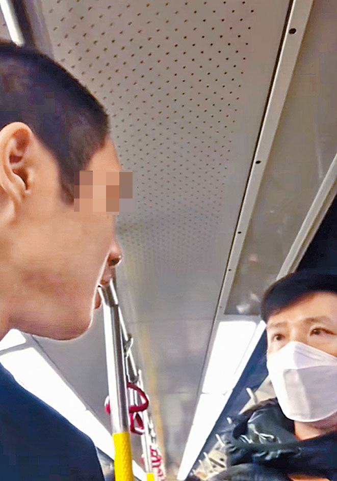 网传无戴口罩男子在港铁车厢与上前规劝「便衣警」口角短片。