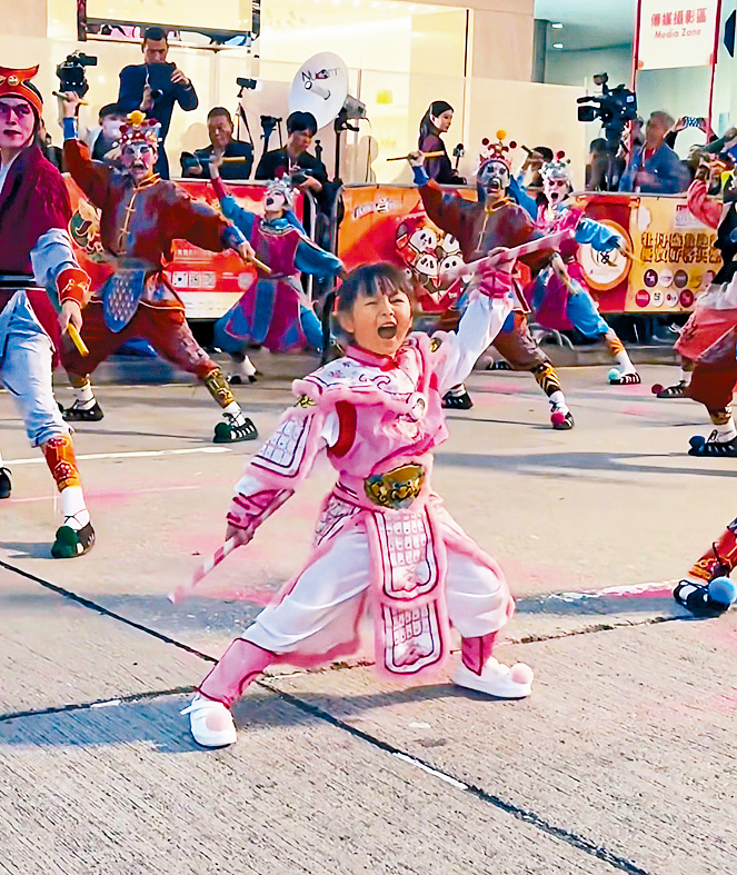 莊恩琪隨「普寧富美青年英歌隊」參與香港新春匯演。