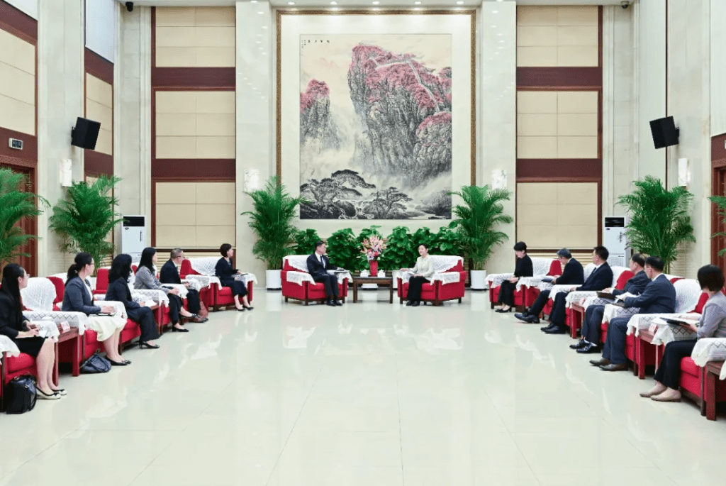 司法部部長賀榮會見了香港國際仲裁中心聯合主席杜淦堃一行。