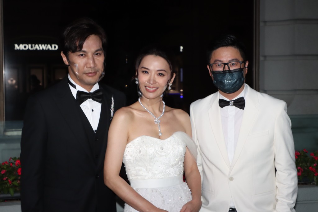 陈炜嫁医生陈国强的婚纱亦是由何国钲设计。​