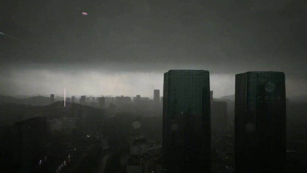廣州暴雨白天秒變黑夜。