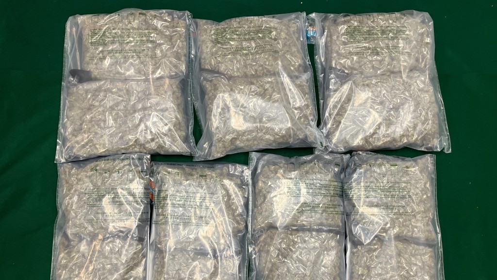 海關檢獲約5.8公斤懷疑大麻花以及12支未完稅香煙，估計市值約120萬元。海關提供