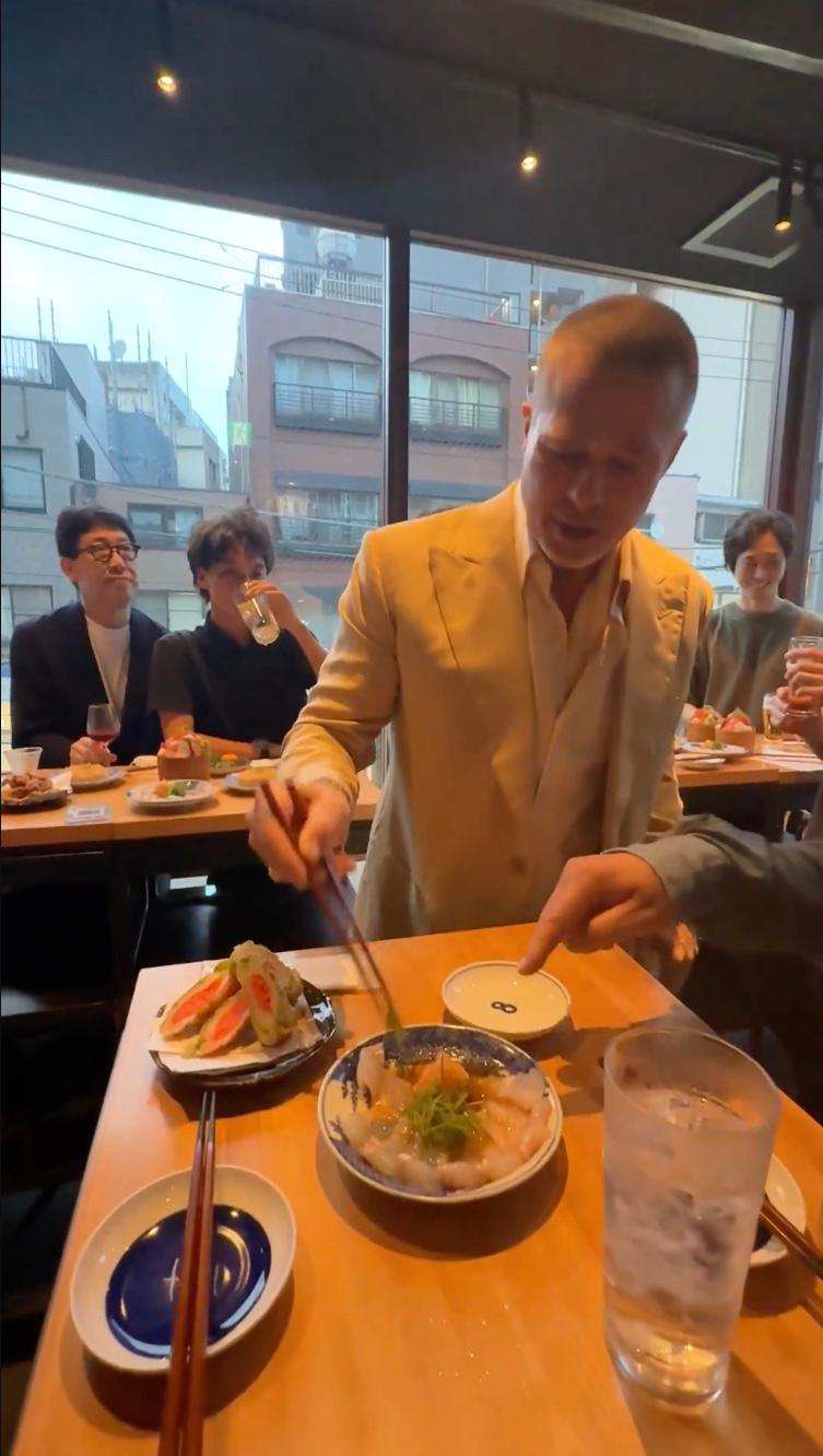 畢佬在東京食刺身,大讚好味。 畢佬在東京食刺身,大讚好味。