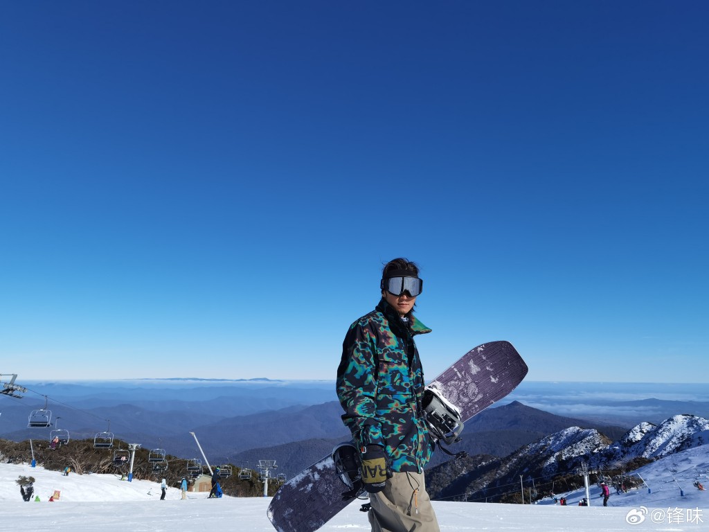 謝霆鋒於社交平台晒出滑雪照。