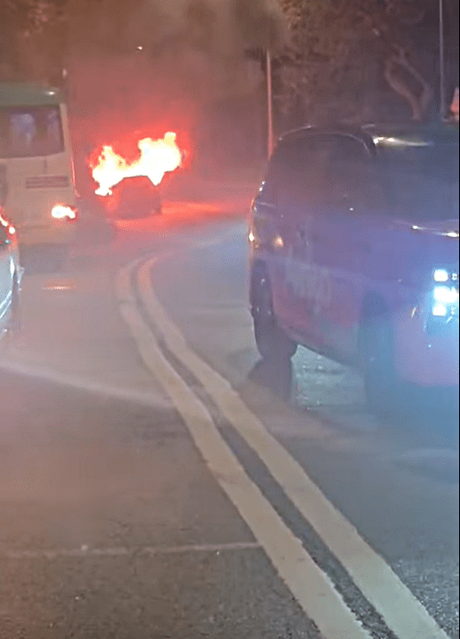 肇事汽車火光熊熊。網圖