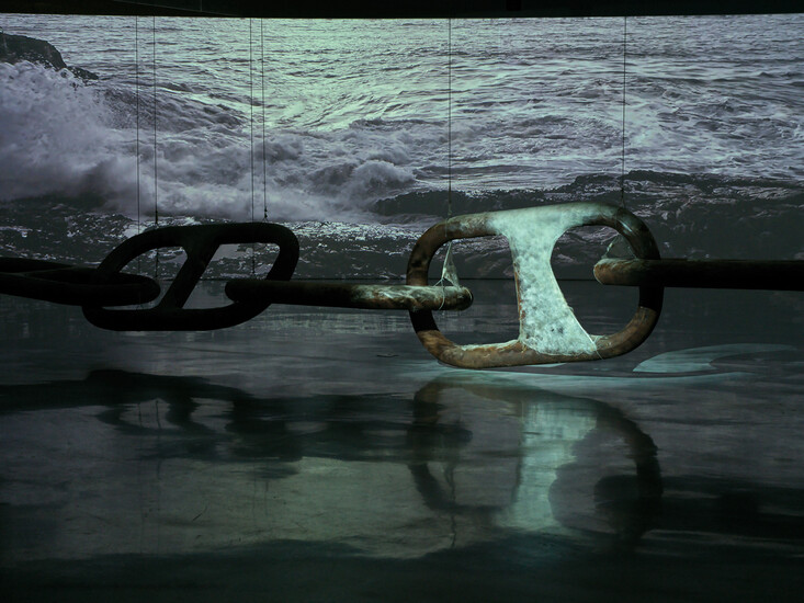 长达28米的巨幅四屏影像装置《沉沉海平线》，象徵着生命线的蚕丝在这里变成了一条海光，向两端无限延伸