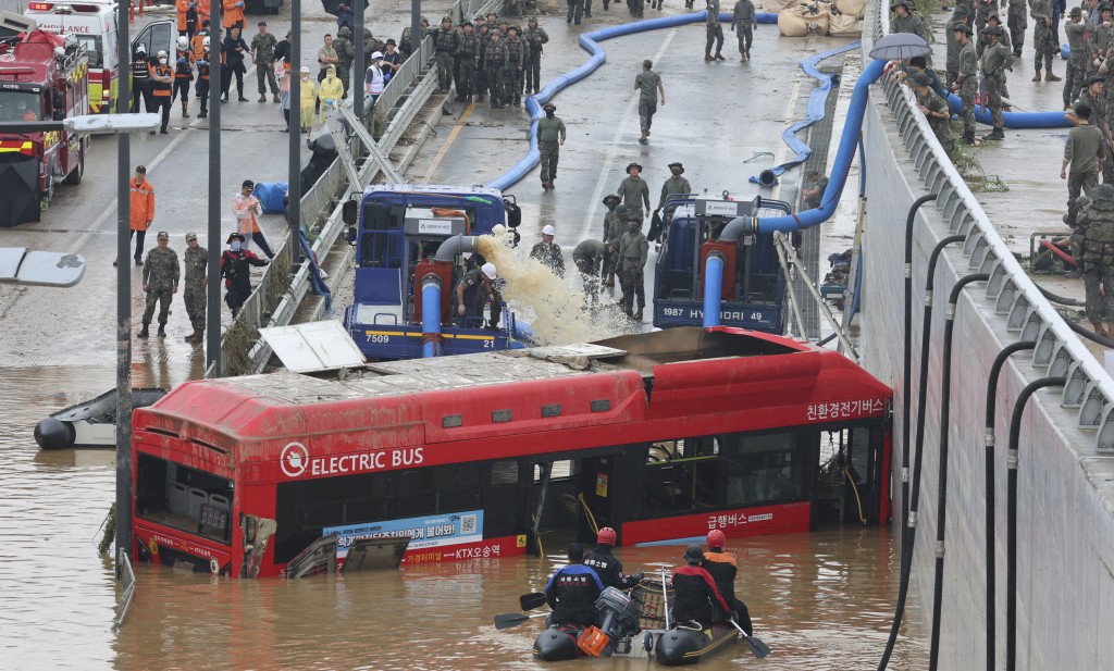 救援人員在清州市五松地下車道搜救。