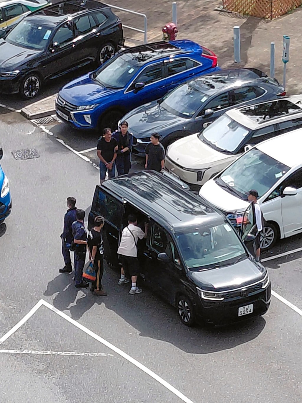 水警帶走多名涉案人士。fb:車cam L(香港群組) 水警帶走多名涉案人士。fb:車cam L(香港群組)