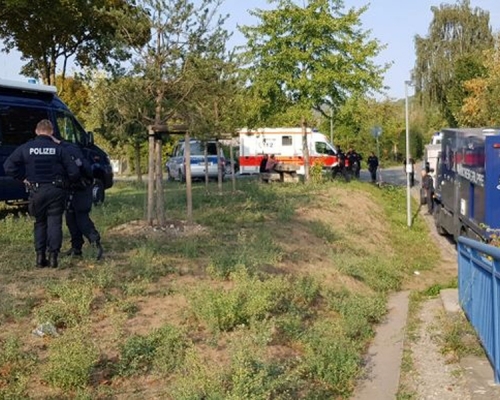 德國警方在薩勒河搜索遇害中國留學生的屍體。（網圖）