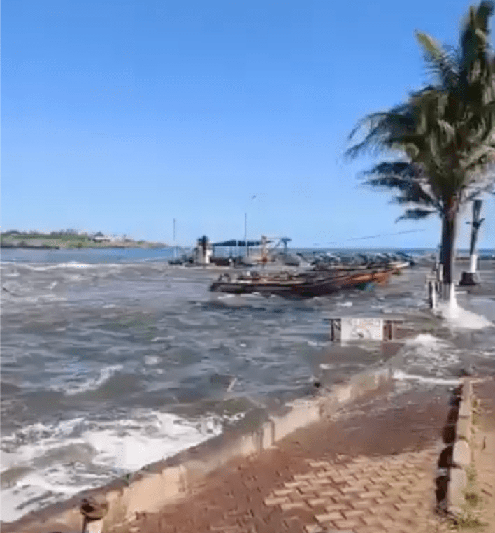 海水漫过堤坝。X@JunyzConstant影片截图 海水漫过堤坝。X@JunyzConstant影片截图