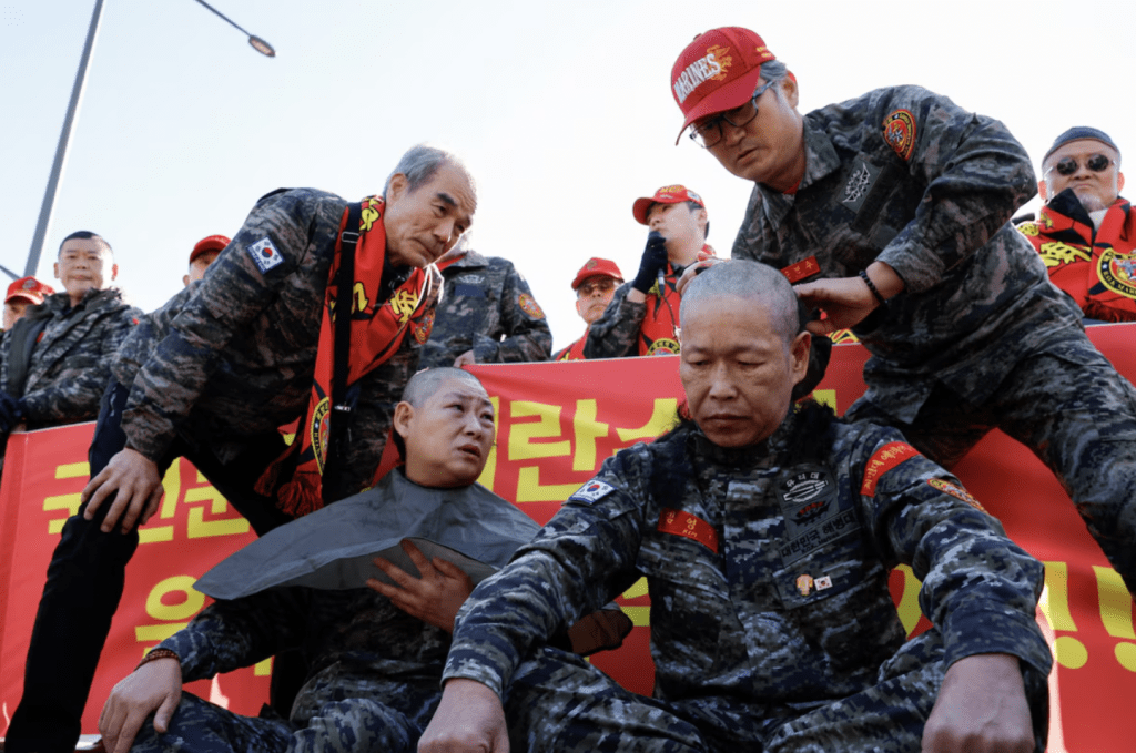 有前军人剃头抗议，要求尹锡悦下台。路透社