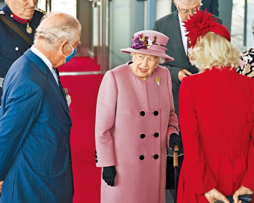 ■英女皇周四出席威爾斯議會開幕儀式,與威爾斯議會議長瓊斯(右一)交談時,對世國領袖空談氣候變化但無作為感到惱火。