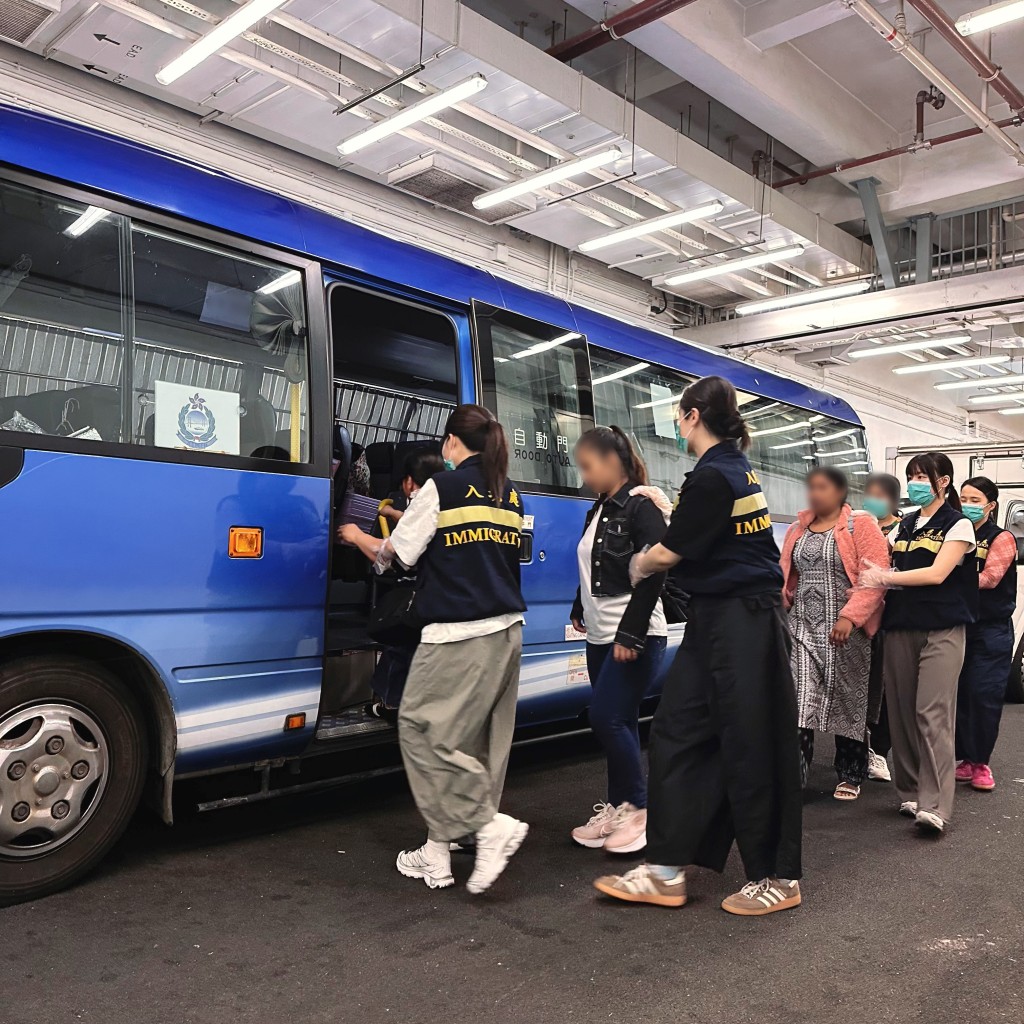 入境處先後將35名曾在香港提出免遣返聲請但不獲確立的逾期逗留人士遣返原居地。政府新聞處圖片