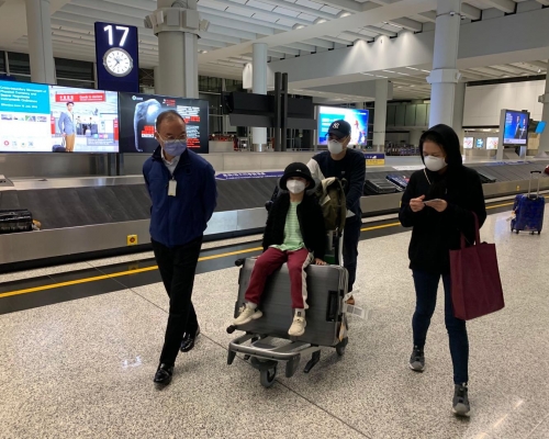 入境處處長曾國衞在香港機場送乘坐包機回港的港人離開。讀者提供