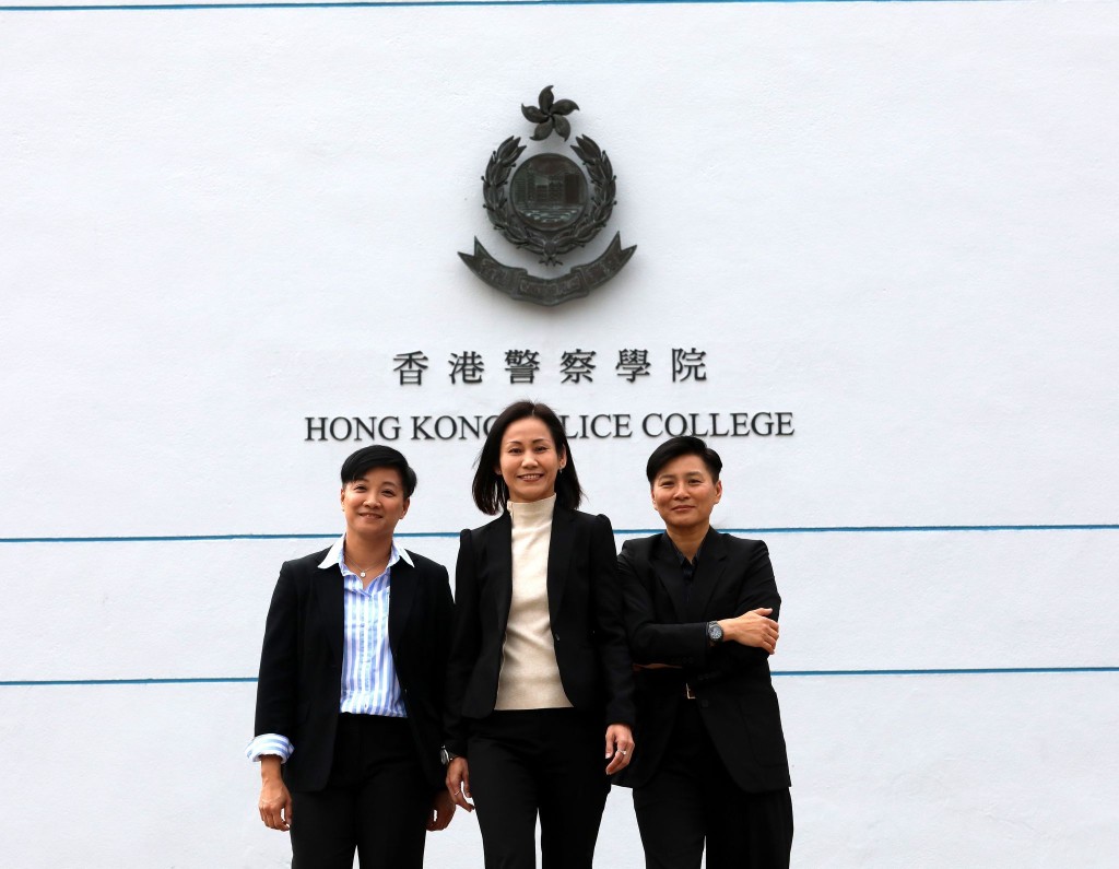 警署警長鄺詠賢（左）和 甘淑玲（中）及警長冼嘉欣為首批「陀槍師姐」。 她們各自在不同的崗位上 發光發熱，展現出巾幗不 讓鬚眉的精神。