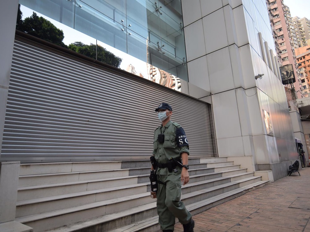 大樓外仍有特務警察駐守。