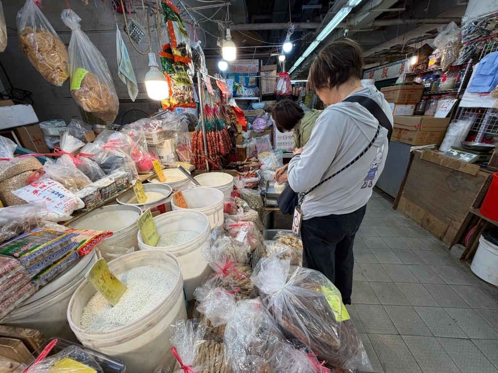 保安道街市售卖杂货的吴太指,其生意相对去年同期下跌逾半。 曾志恒摄 保安道街市售卖杂货的吴太指,其生意相对去年同期下跌逾半。 曾志恒摄