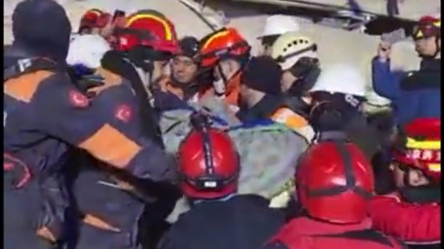 中国救援队与当地救援队合作，在土耳其重灾区哈塔伊省成功从一幢倒塌房屋的废墟中，营救出一名孕妇。央视截图