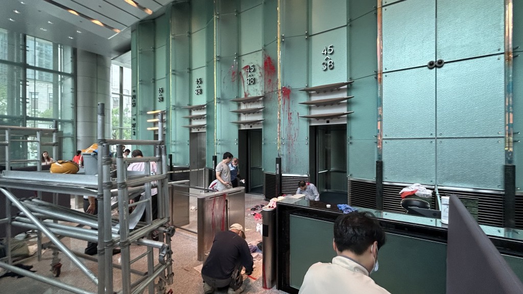 男子闖入長江集團中心淋紅油，並打傷保安員。