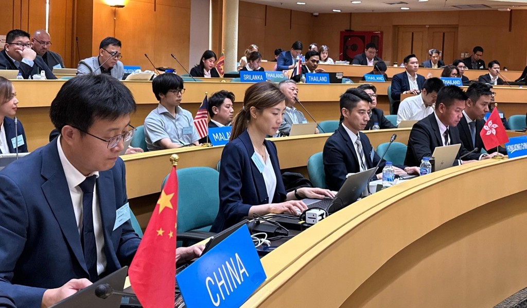 消防處代表在會議專題簡報上,介紹香港國際機場洗消及救援設施。 消防處代表在會議專題簡報上,介紹香港國際機場洗消及救援設施。