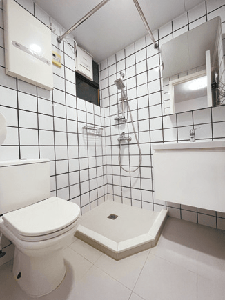 浴室装潢素雅简约，白色设计更显亮丽。